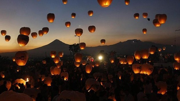 Video y fotos: México suelta 16.000 globos de papel por la paz y agarra el record Guinness