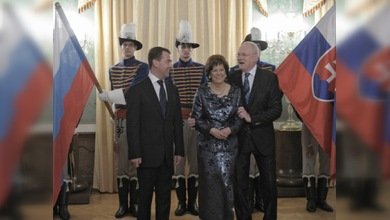 Dmitri Medvédev llegó a Eslovaquia en visita oficial