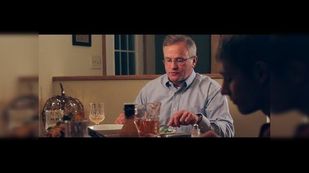La ejemplar reacción de un padre molesto porque sus hijos mensajean durante la cena