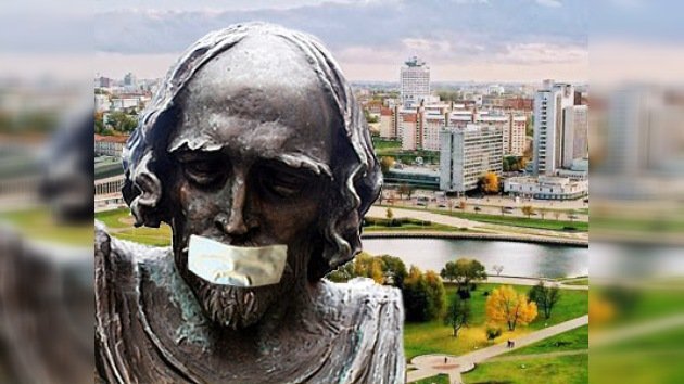 La oposición bielorrusa tapa las bocas de estatuas en Minsk