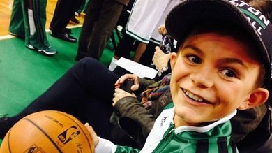Un niño viaja por el mundo para completar la lista de cosas que ver antes de perder la vista