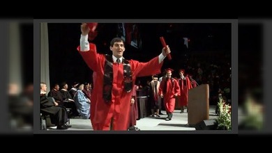 Fallida voltereta de un estudiante durante su graduación