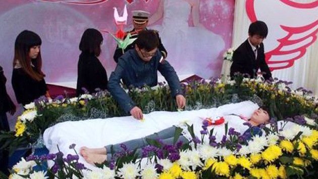 Una joven china fingió su propio funeral para aprender a apreciar la vida