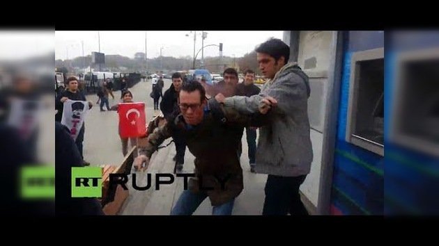 "¡Yanqui, vete a tu país!": Un soldado de EE.UU. es atacado por antiimperialistas turcos