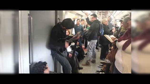 El cantante 'frenético' que hace furor en el metro de Santiago