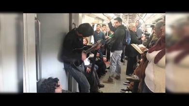 El cantante 'frenético' que hace furor en el metro de Santiago