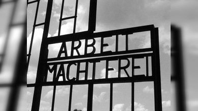 Policía polaca encontró la placa robada "Arbeit macht frei"