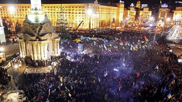 Ucrania: Policía desaloja a los manifestantes de la plaza de la Independencia