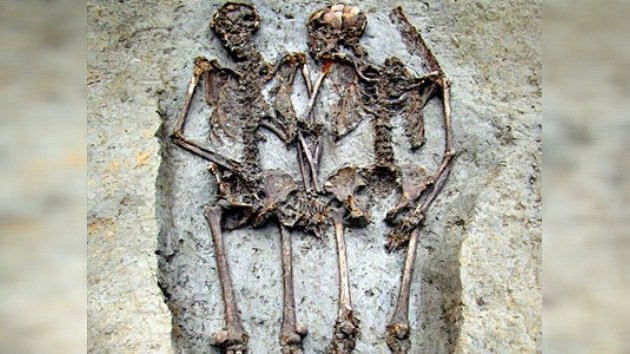 Ni la muerte los separa… hallan dos esqueletos del siglo V tomados de la mano