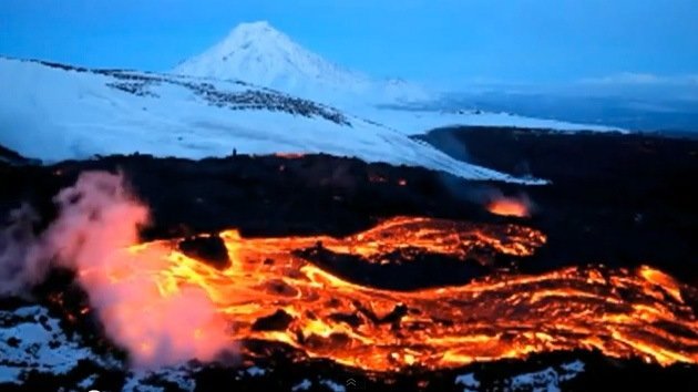 Video: Espectaculares imágenes del mayor volcán de Kamchatka en plena erupción