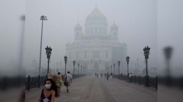 Los moscovitas tratan de salvarse del humo y el calor a toda costa 