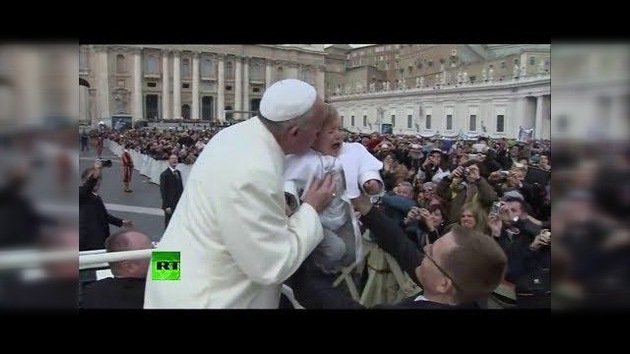 El papa Francisco besa a su pequeño doble en el Vaticano