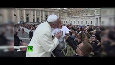 El papa Francisco besa a su pequeño doble en el Vaticano