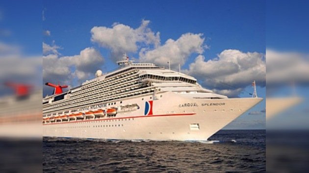 El averiado crucero "Carnival Splendor" llegó a puerto