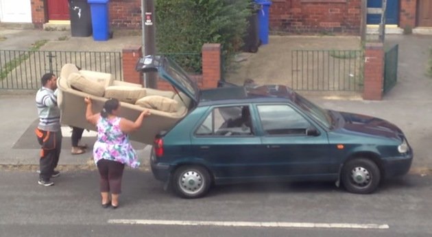 Entra porque entra: Tres personas intentan meter un sofá en un pequeño auto