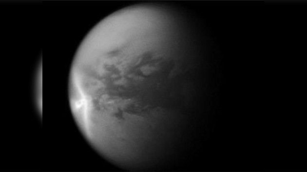 Científicos explican el origen de la 'flecha blanca' de Titán