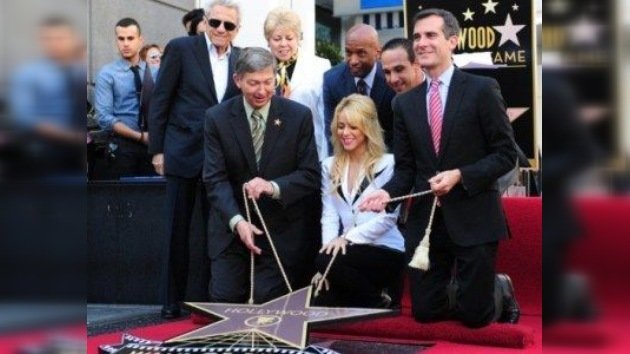Shakira planta su estrella en el Paseo de la Fama de Hollywood