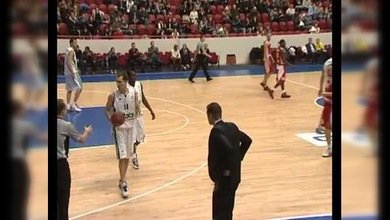 Increíble: El pase perfecto en un partido de básket, ¿hecho por el técnico?