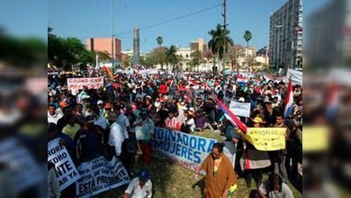 Los 'sin tierras' paraguayos exigen terrenos de hacendados brasileños
