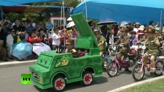 Video: Corea del Norte celebra el Día de los Niños con un desfile 'militar'