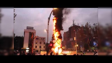 Prenden fuego al árbol navideño de Coca Cola en México