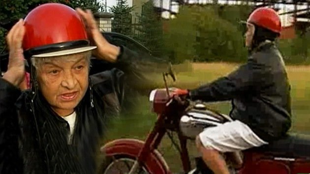 60 años al manillar de una moto conservan la juventud a una abuela rusa