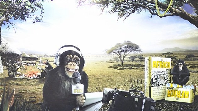 Tachan de 'racista' una publicidad de tabaco con monos 'disfrazados' de periodistas