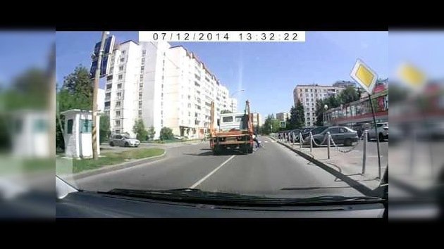 Un camión pasa por encima de una chica rusa y ella sobrevive