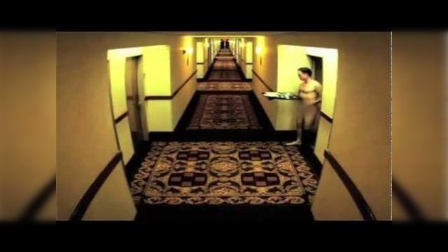 Olvida la llave de su habitación y se queda desnudo en el pasillo de un hotel