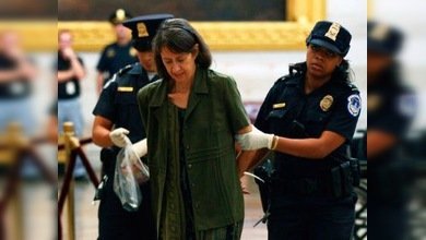 Varios manifestantes interrumpen el debate en el Capitolio de EE. UU.