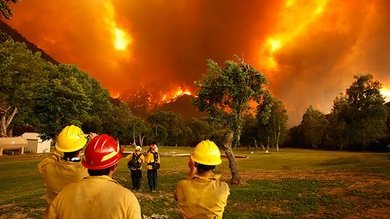 EE.UU.: Bomberos luchan contra un incendio que abrasa miles de hectáreas