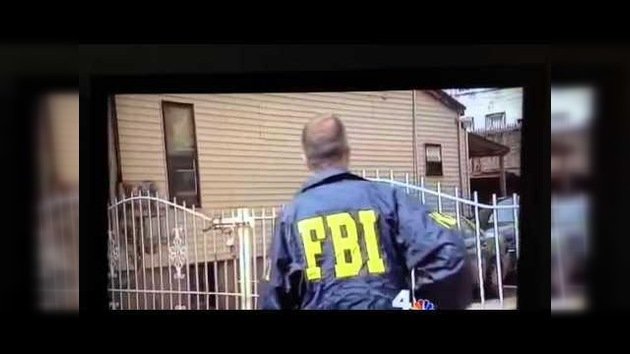 Agente de FBI saltando por una puerta que está abierta