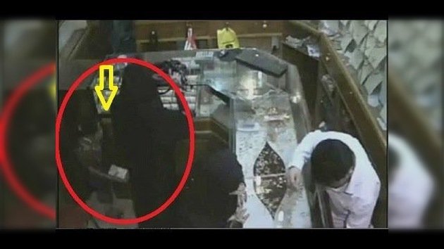 CCTV: Una niña de seis años roba en una joyería en Arabia Saudita