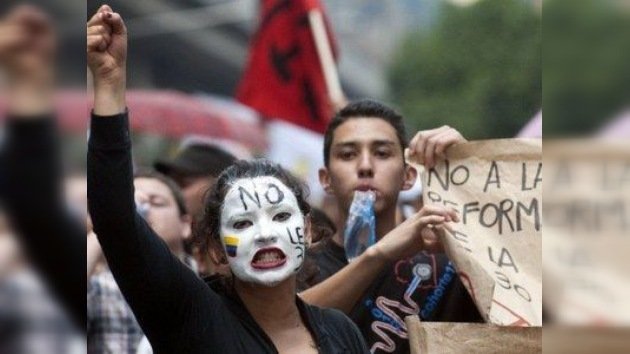 Miles de estudiantes colombianos repudian en la calle la reforma educativa 