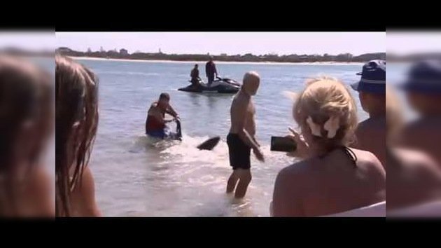 Turista británico lucha contra un tiburón para alejarlo de los niños