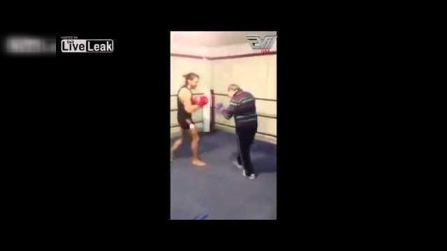 Un anciano noquea a un joven boxeador en veinte segundos