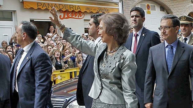 Video: La reina de España, recibida con pitidos y abucheos
