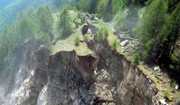 VIDEO: una montaña de los Alpes colapsa en pocos instantes