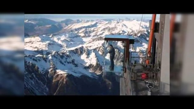 Vertiginoso mirador en los Alpes: Una caja de cristal a casi 4.000 metros de altura