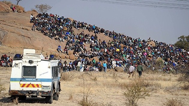 La Policía sudafricana abre fuego contra los mineros en huelga