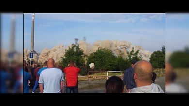 A unos centímetros de la muerte: una enorme piedra casi parte la cabeza a un hombre