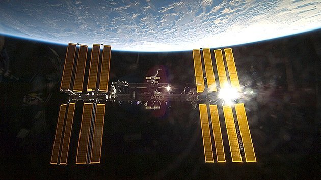Video: Astronautas de la EEI salen al espacio abierto