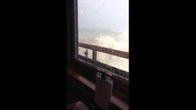 Una ola se ‘desayuna' un restaurante