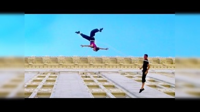 La pareja de baile con más fachada: Danza en las paredes de un edificio