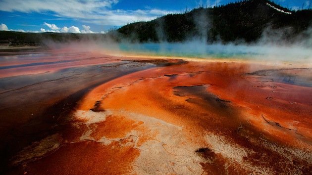 Cierran accesos al parque Yellowstone porque el supervolcán convierte el asfalto en "sopa"