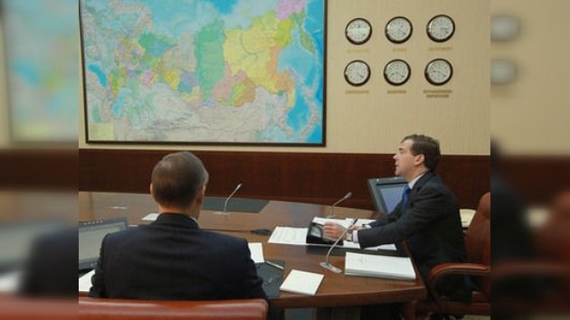Dmitri Medvédev atiende la primera recepción virtual