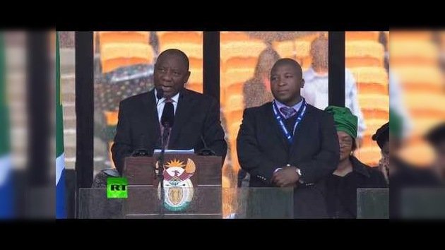 El intérprete para sordos en la ceremonia por Mandela no 'decía' nada
