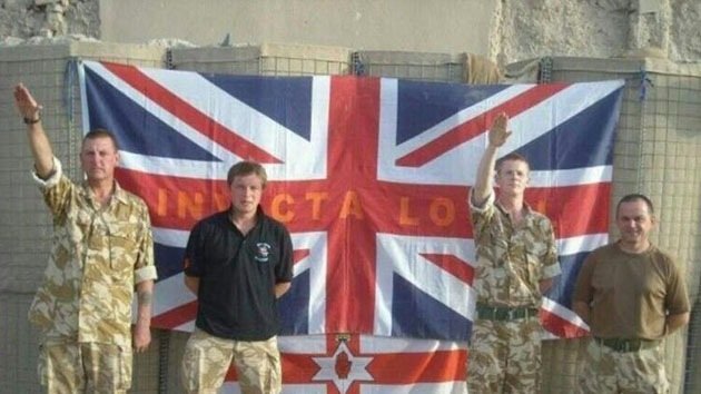 Una foto de dos soldados realizando el saludo nazi escandaliza a los británicos