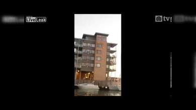 Sorprendente salto mortal de 22 metros de altura