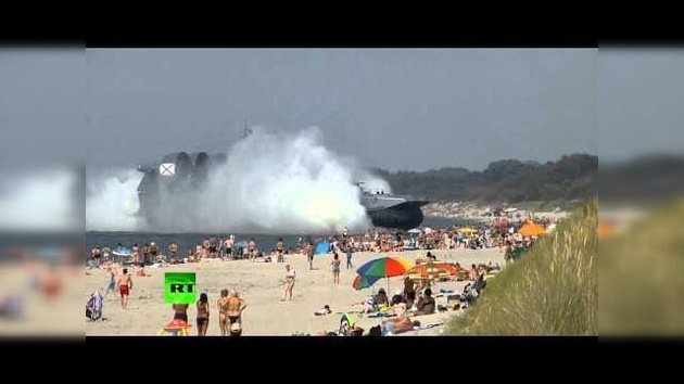 Un gran aerodeslizador militar toma por sorpresa a unos bañistas en Kaliningrado